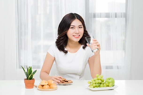  04 khung giờ phải uống nước mỗi ngày để thúc đẩy quá trình giải độc cơ thể, giúp da khỏe đẹp rạng rỡ hơn.